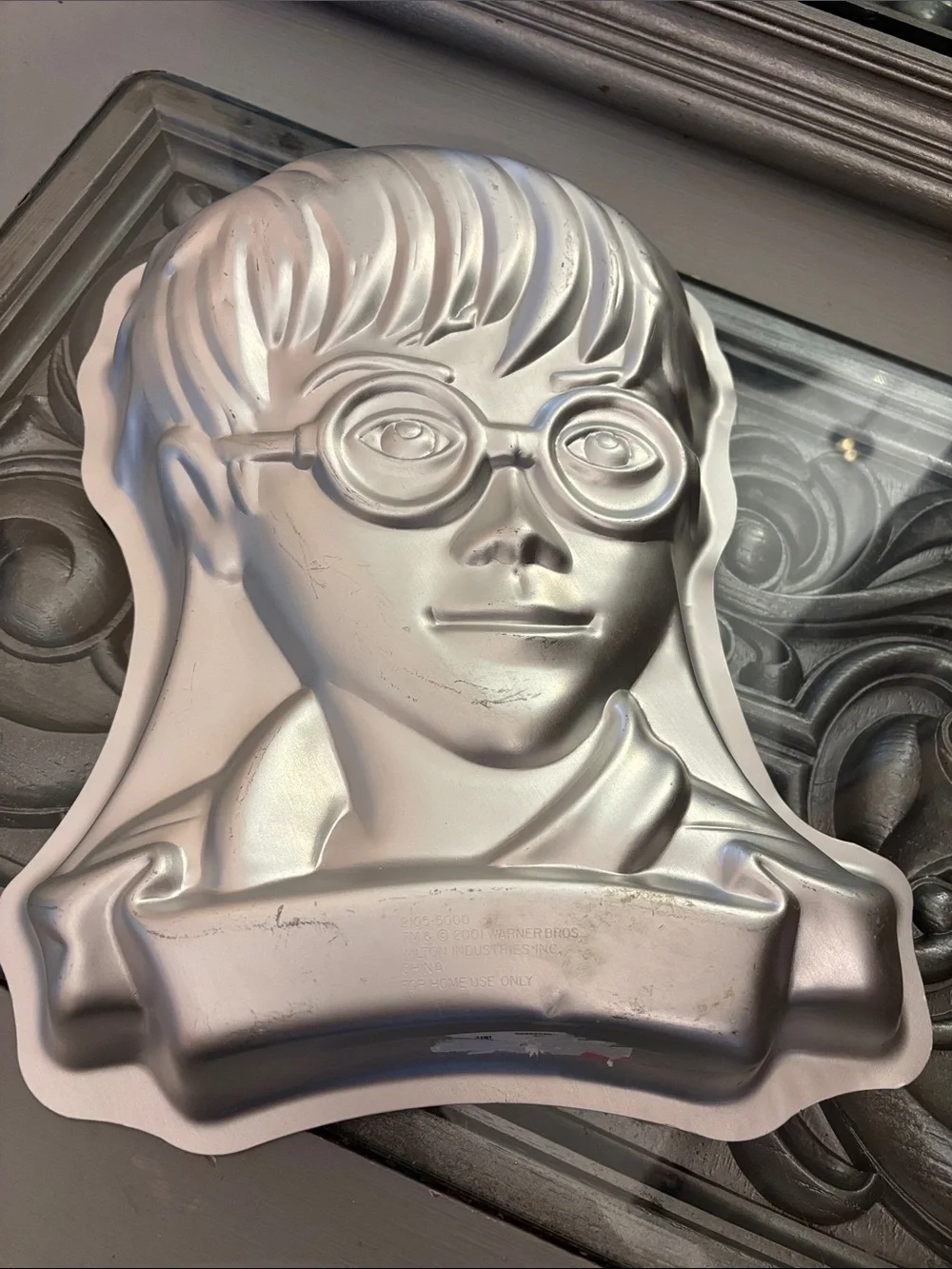 Harry Potter Cake Pan Glasses Detail 2001 Warner Bros